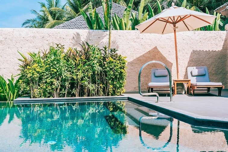 kolam renang ceria desain modern dengan area bermain anak